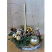 Kerststukje 'Praha' houten schijf dia. 30 cm gouden tinten met thee li...