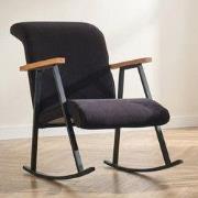 Retro schommelstoel zwart velvet met beukenhout armleuning Yoka