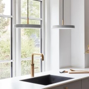 UMAGE - Asteria Medium LED hanglamp lichtgrijs/brons 43 cm